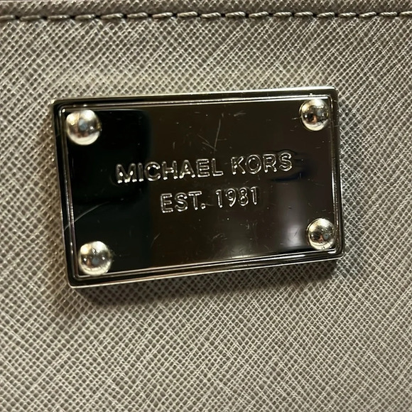 MICHAEL KORS BIFOLD SNAP WALLET/ WRISTLET in GUC - Picture 3 of 16